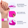 Bilden visar rosa armband gjorda av rivsäker Tyvek®, som demonstrerar deras hållbarhet och funktioner såsom att vara lätt att skriva på och vattentäta. Den lyfter fram att paketet innehåller 500 armband.