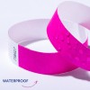 Bilden visar två rosa vattentäta armband med vattendroppar på ett av dem. Den förmedlar armbandens vattentäta egenskap.