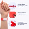 Bilden visar en hand som bär ett rött armband tillsammans med grafik som framhäver dess egenskaper: 500 armband gjorda av rivtålig Tyvek, lätta att skriva på med en permanent marker, och vattentäta för hållbarhet som varar i flera dagar.