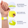 Bilden visar ljusgula armband gjorda av rivsäkert Tyvek-material. Den framhäver egenskaper som inkluderar 500 tillgängliga armband, lätt att skriva på med en permanent marker och vattentåliga egenskaper, vilket indikerar hållbarhet och motståndskraft för flerdagars användning.
