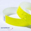 Bilden visar ett gult vattentätt armband med vattendroppar på ytan, vilket indikerar dess vattenresistenta egenskap.