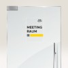 Bilden visar en dörr med en skylt där det står 'MEETING RAUM III' tillsammans med en gul linje och logotypen för 'Avery Zweckform'.