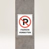 Bilden visar en skylt med en stor röd cirkel och ett diagonalt streck som korsar bokstaven 'P', vilket indikerar att parkering är förbjuden. Skylten har texten 'PARKEN VERBOTEN' på tyska, vilket översätts till 'No Parking'. Den är monterad på en betongpelare.