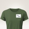 Bilden visar en grön t-shirt med en namnbricka där namnet 'Julia Smith' är skrivet i kursiv stil.