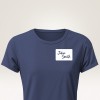 Bilden visar en marinblå t-shirt med en namnskylt där det står 'Julia Smith'.