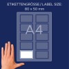 Bilden visar en layout för etiketter på ett A4-ark, med etikettstorlek 80 x 50 mm, med en hand för skala.