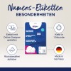 Bilden visar ett paket med självhäftande namnskyltar från Avery. Den framhäver egenskaper som enkel design med ett onlineverktyg, snabb vidhäftning på en sekund, avtagbar utan rester, och att den är tillverkad i Tyskland.
