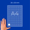 Vy uppifrån av ett A4-ark fyllt med fyrkantiga etiketter i storleken 25 × 25 mm och en hand längst ned till vänster?