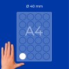 Hand bredvid ett A4-ark med ett rutnät av runda klistermärken på 40 mm, ett vitt klistermärke visas?