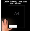 Bilden visar en etikettstorlek på 105 x 37 mm bredvid en hand, med texten 'A4' visad på en svart bakgrund.