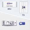 Bilden visar ett Avery namnbrickan med namnet Sarah Baron, en kvantitet på 20. Den visar också ett papper med 24 etiketter och en bild av en etikettskrivare, tillsammans med en blå etikettshållare med en magnet.