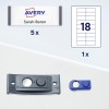 Bilden visar ett etikettpaket från Avery med namnet "Sarah Baron" och kvantiteter av artiklar inklusive 5 etiketter och ett verktyg för att hantera dem. Det finns också ett diagram som visar en individuell etikettlayout med nummer 18.