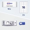 Bilden visar ett namnbricka med Avery-logotypen, med namnet 'Sarah Baron'. Den inkluderar tio märken och två ark med etiketter med sexton etikettrutor.