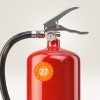 Bilden visar en röd brandsläckare med en tryckmätare och ett metallhandtag. Släckaren har en etikett med siffran '27'.