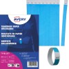 Bilden visar ett paket med blå rivsäkra pappersarmband tillverkade av TYVEK-material, med en modell som bär ett. Den inkluderar produktinformation och förpackningsdesign.