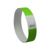 Bilden visar ett grönt armband med en vit remsa som har en sicksackdesign och ett nummer tryckt på det, troligen använt för identifiering eller åtkomstkontroll.