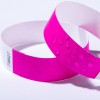 Bilden visar två rosa armband, ett med en strukturerad yta som har små upphöjda prickar och det andra med ett slätt utseende. Bakgrunden är enkel och vit.