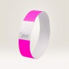 Bilden visar ett rosa armband med en vit sektion som har ett vågigt linjemönster och en numerisk kod '070129'.