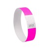 Bilden visar ett rosa armband med en vit sektion som inkluderar ett sicksackmönster och ett nummer (070129) tryckt på det.