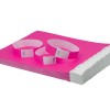 Bilden visar en hög med rosa papper med två rosa slingor och en vit flikad kant, märkt med siffror.
